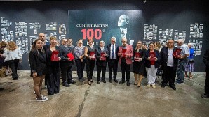 Cumhuriyet sevdalısı İzmir’de “Cumhuriyet’in 100’ü İzmir” sergisi açıldı