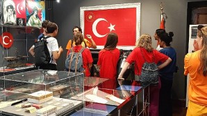 DEÜ Yabancı Uyruklu Öğrencilerine Türk Kültürünü Tanıtıyor