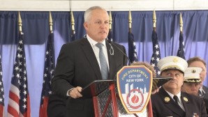 FDNY Komiseri Robert S. Tucker, Dünya Ticaret Merkezi Anıt Duvarı’na 32 isim ekledi