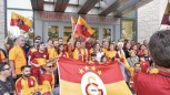 New York Türkevi’ne Devasa Galatasaray Bayrağı Asıldı