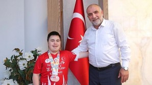 Down Sendromlular Dünya Şampiyonası’ndan zaferle dönen milli sporcu Salihcan Öztankal, Canik Belediye Başkanı İbrahim Sandıkçı Milli Sporcuyu Ağırladı