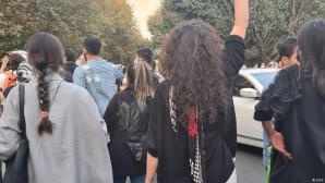 İranlılar Mahsa Amini için sokaklarda