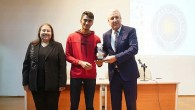 Öğrencilerden Rektör Budak’a “Yılın İlham Veren Lideri” ödülü