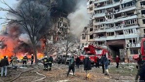 Ukrayna’da Rus füzesiyle vurulan apartmanda 20’den fazla ölü