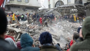 +++ Canlı Anlatım: Depremlerde can kaybı 1498’e yükseldi