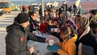 Depremzede vatandaşlara sıcak çorba ikramı