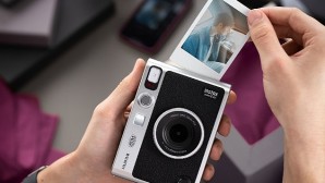 Fujifilm instax’ın yeni modelleri Anneler Günü’nün favori hediyesi olacak