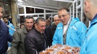 Nevşehir Belediye Başkanı Dr. Mehmet Savran, Hacı Mehmet Avlanmaz Camii’nde teravih namazı sonrası vatandaşlara lokma dağıttı