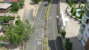 Aydın Büyükşehir Belediyesi, kent genelinde trafiği hızlandıran ve sürüş konforunu artıran çalışmalara hız kesmeden devam ediyor.