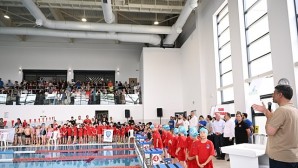 Kartepe’de 245 Minik yüzücü mücadele etti 