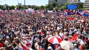Polonya’da 500 bin kişi hükümeti protesto etti
