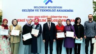 Törende kursiyerler sertifikalarını Selçuklu Belediye Başkanı Ahmet Pekyatırmacı ve Selçuklu İlçe Milli Eğitim Müdürü Turan Kayacılar’ın elinden aldı