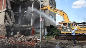 Fatih Mahallesi’ndeki 33 yıllık bina yıkıldı
