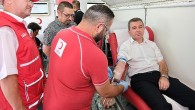 Bergama Belediye Başkanı Hakan Koştu, Kızılay’a destek için kan verdi