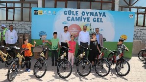 Güle Oynaya Camiye Gel Projesi’nde Bisiklet Dağıtımı Başladı