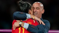 İspanya: Başkan’ın futbolcuyu dudaktan öpmesine tepki