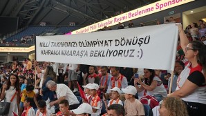 Kahramanmaraşlı çocuklar, Türkiye-Ukrayna Milli Basketbol maçında millileri desteklemek için İstanbul’daydı