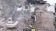 Tarihi bölgedeki riskli binalar yıkılıyor