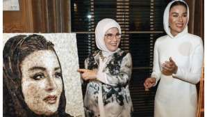 Emine Erdoğan, New York’ta bir araya geldiği Şeyha Moza’ya, sanatçı Deniz Sağdıç’ın bir eserini hediye etti