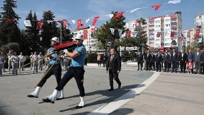 Antalya Büyükşehir’de Atatürk Anıtı’na çelenk sunma töreni