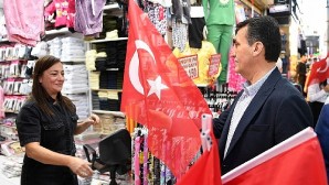 Başkan Dündar’dan çarşı esnafına Türk Bayrağı