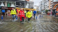 Başkan Soyer, deniz kabarmasının tsunami etkisi yarattığı Kordon’da