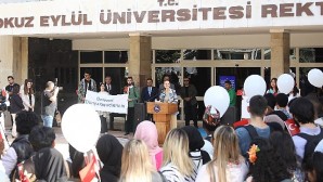 DEÜ’lü öğrenciler Filistin için barış balonları uçurdu