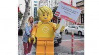 Dev LEGO® minifigürleri kızlara ilham vermek için sokağa çıktı!