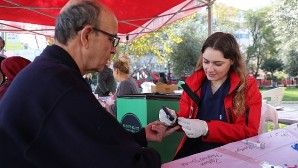 Gemlik Belediyesi, Dünya Diyabet Günü’nde Gemliklilerin kan şekerini ölçtü.