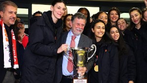2023 fıvb dünya kulüpler şampiyonu eczacıbaşı dynavit, istanbul havalimanı’nda medya mensuplarıyla buluştu