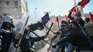 Yunan öğrenciler özel üniversite planına karşı sokaklarda